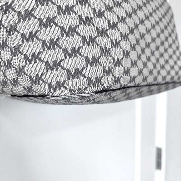 Michael Kors Emry Large Top Zip Tote - Picture 4 of 16